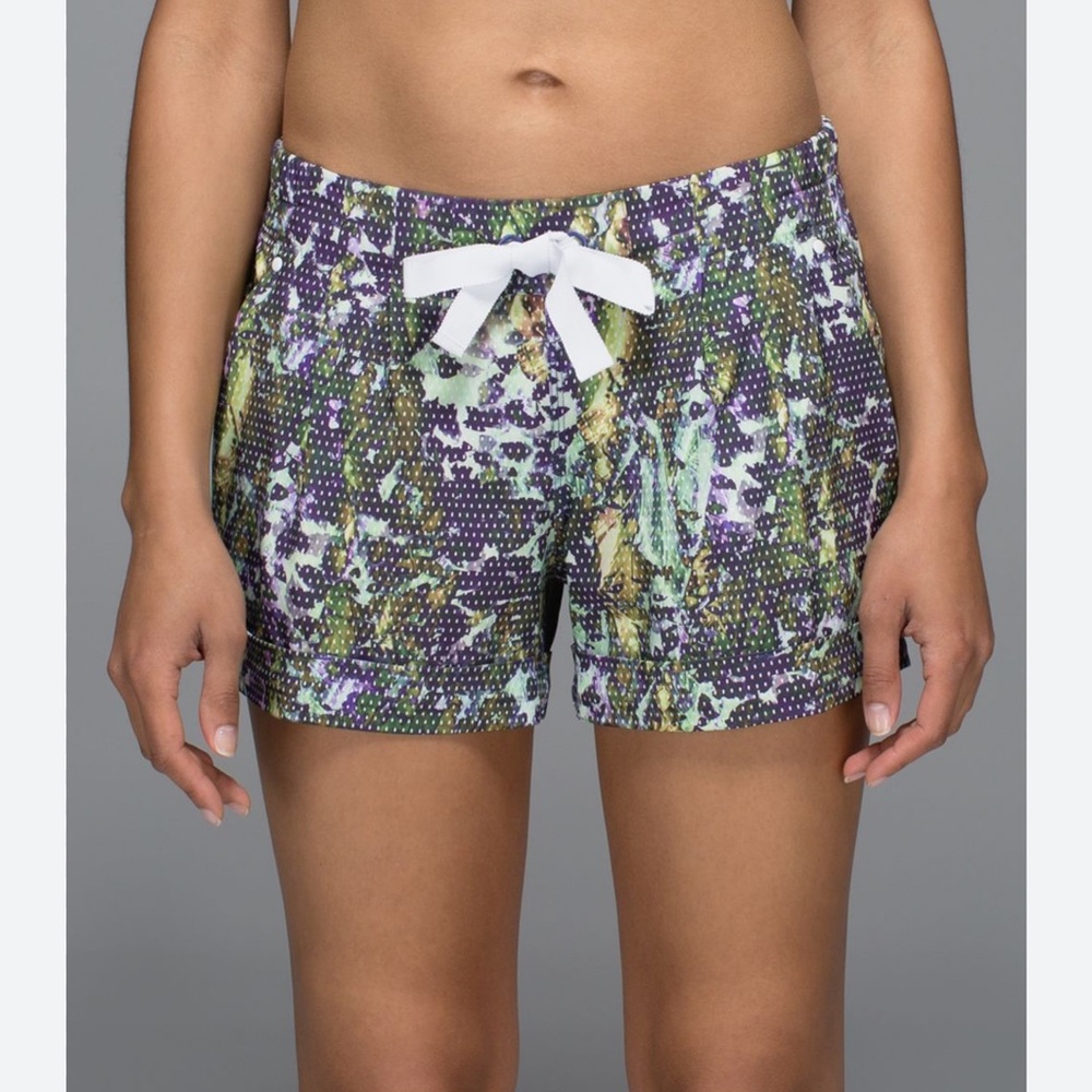 NWT Lululemon Spring Break Away shorts floral sport white multi sz 12
